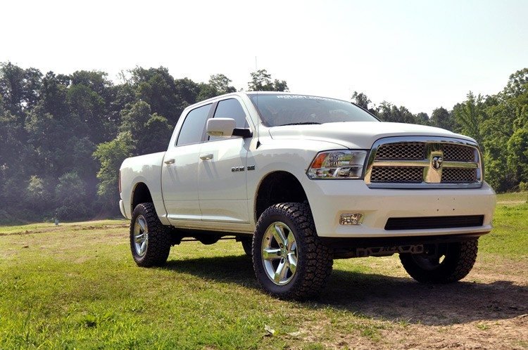 Ram 1500 4WD & Classic equipped with a 4-inch Rough Country lift kit, displayed outdoors