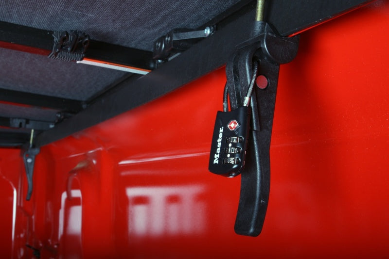 Lund Toyota Tundra (5.5ft. Bed) Genesis Elite Tri-Fold Tonneau Cover - Black