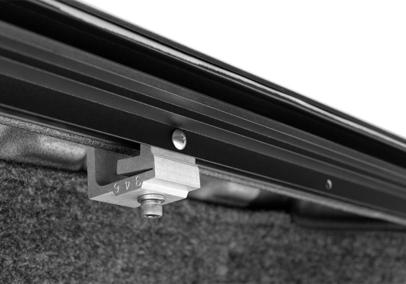 Roll-N-Lock Chevrolet Silverado 1500 72.5in Bed M-Series Retractable Tonneau Cover