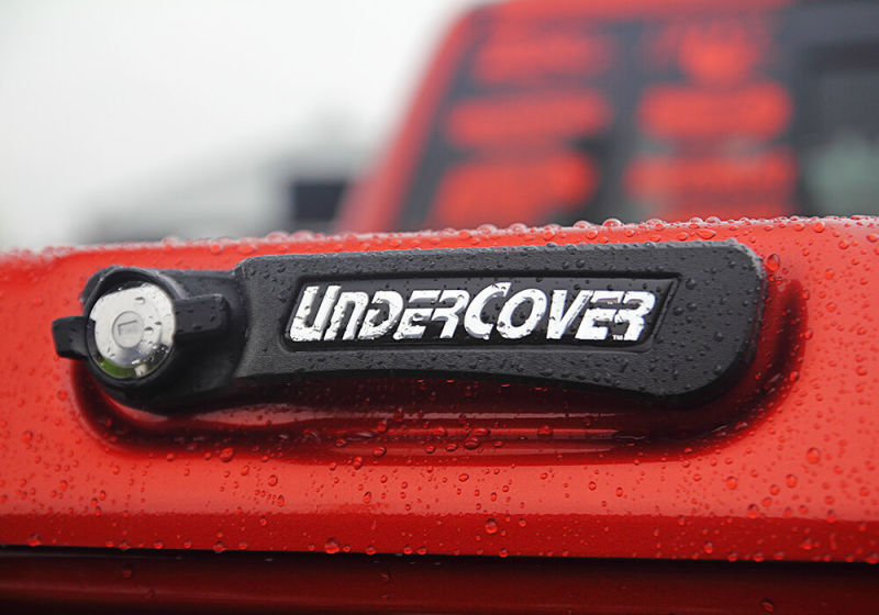 UnderCover Toyota Tacoma 5ft Elite LX Bed Cover - Attitude Black (Req Factory Deck Rails)