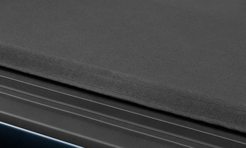 Lund Chevy Silverado 1500 (5.5ft. Bed) Genesis Elite Roll Up Tonneau Cover - Black