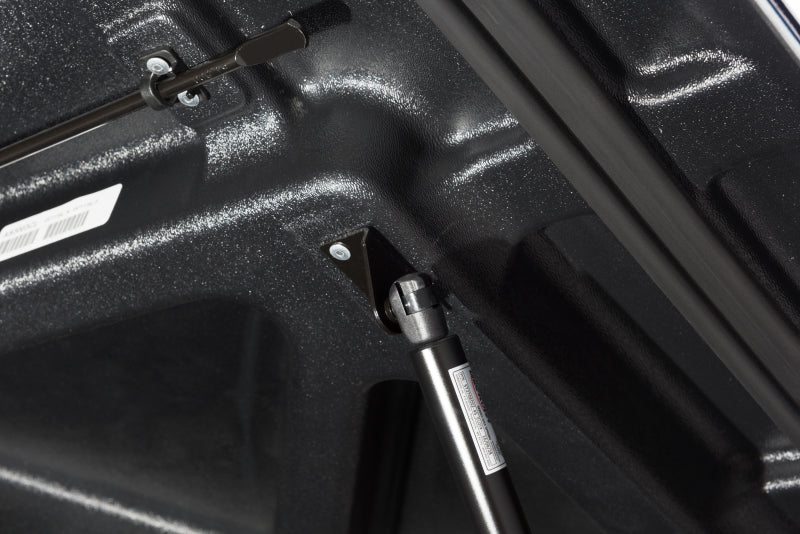 UnderCover Chevy Silverado 1500 5.8ft Lux Bed Cover - Victory Red