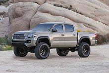Load image into Gallery viewer, Fabtech 16+ Toyota Tacoma 4/2WD 6 Lug Models Only 6in Perf Sys w/Dlss 2.5 C/Os &amp; Rr Dlss