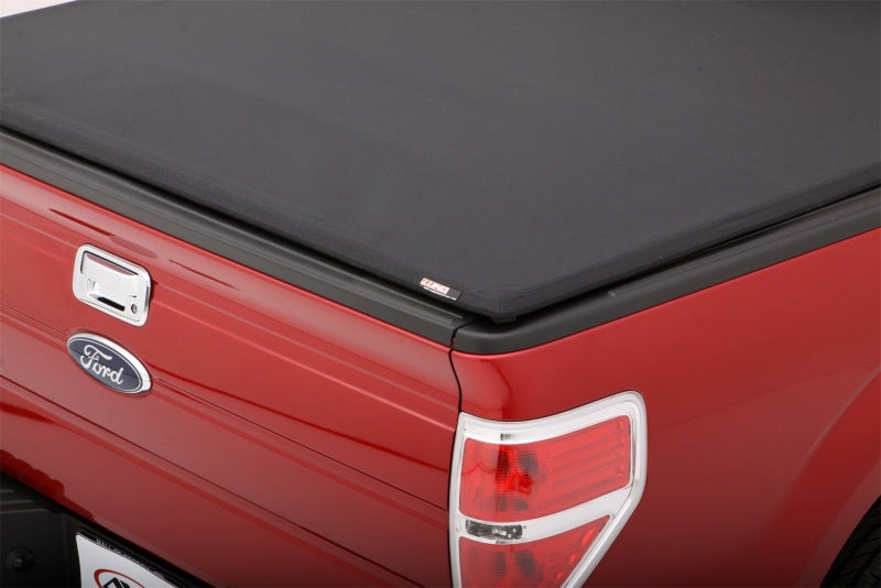 Lund Ford F-250 Super Duty (6.5ft. Bed) Genesis Elite Tri-Fold Tonneau Cover - Black