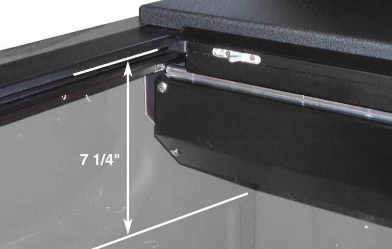 Roll-N-Lock Chevy Colorado/Canyon LB 71-1/2in M-Series Retractable Tonneau Cover