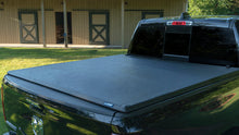 Load image into Gallery viewer, Lund Chevy Silverado 1500 (6.5ft. Bed) Genesis Tri-Fold Tonneau Cover - Black
