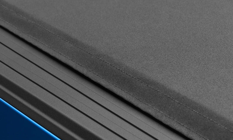 Lund Dodge Dakota (5ft. Bed w/o Utility TRack) Genesis Elite Roll Up Tonneau Cover - Black