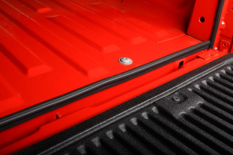 Lund Toyota Tundra (5.5ft. Bed) Genesis Elite Tri-Fold Tonneau Cover - Black