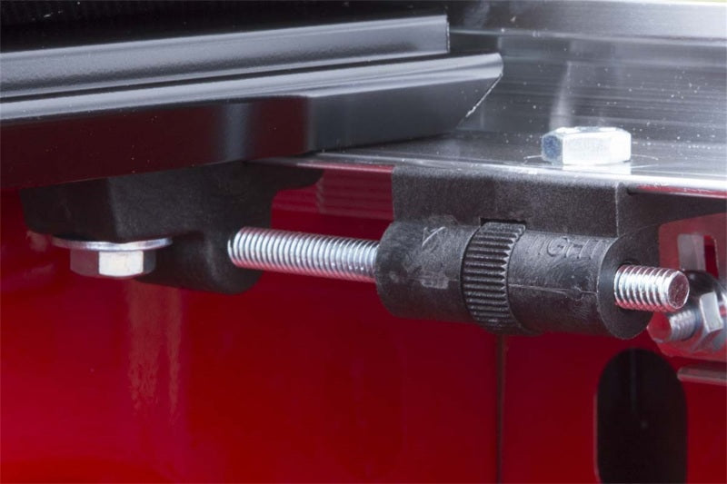 Clamping system of the Access Tonnosport cover on a vehicle